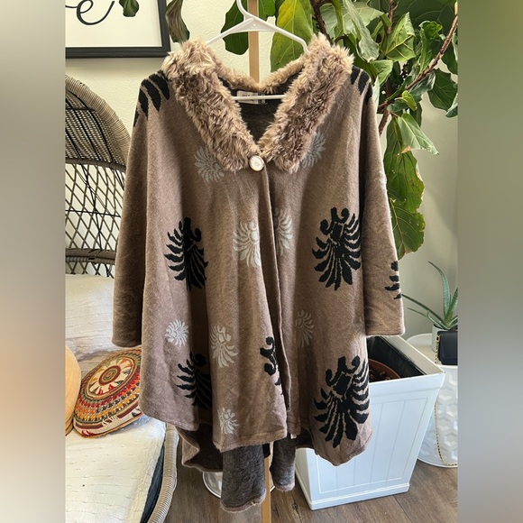 Jon & Anna Tan Cape with Black and Cream Fern Design - Picture 1 of 8